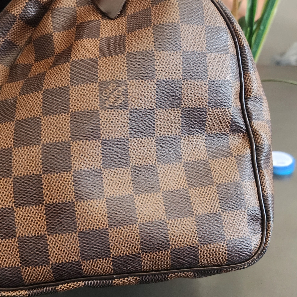 This is an authentic LOUIS VUITTON Damier Ebene Speedy 30. This stylish handbag. - Picture 4 of 15
